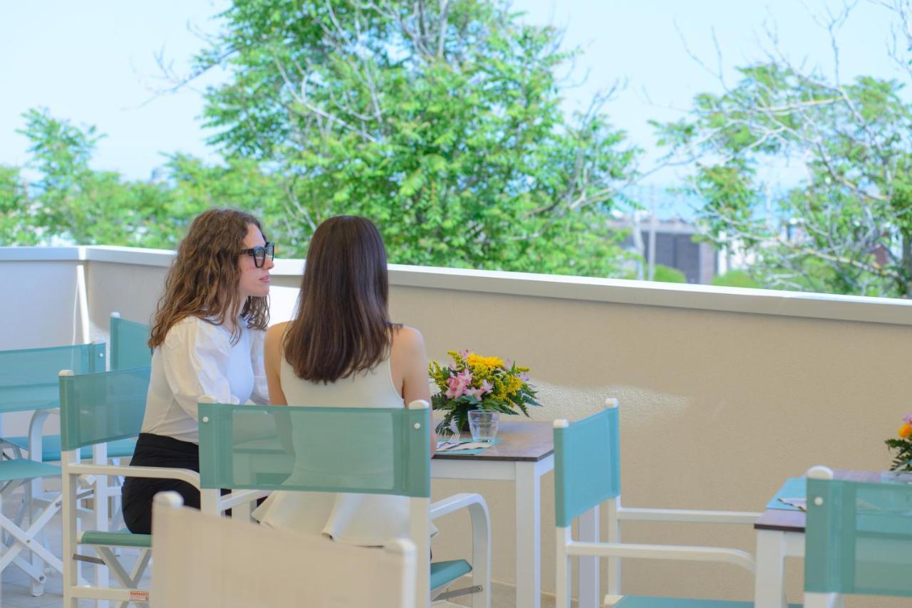 Hotel Paloma Beach Front Chiringuitos Time Rimini Exterior foto