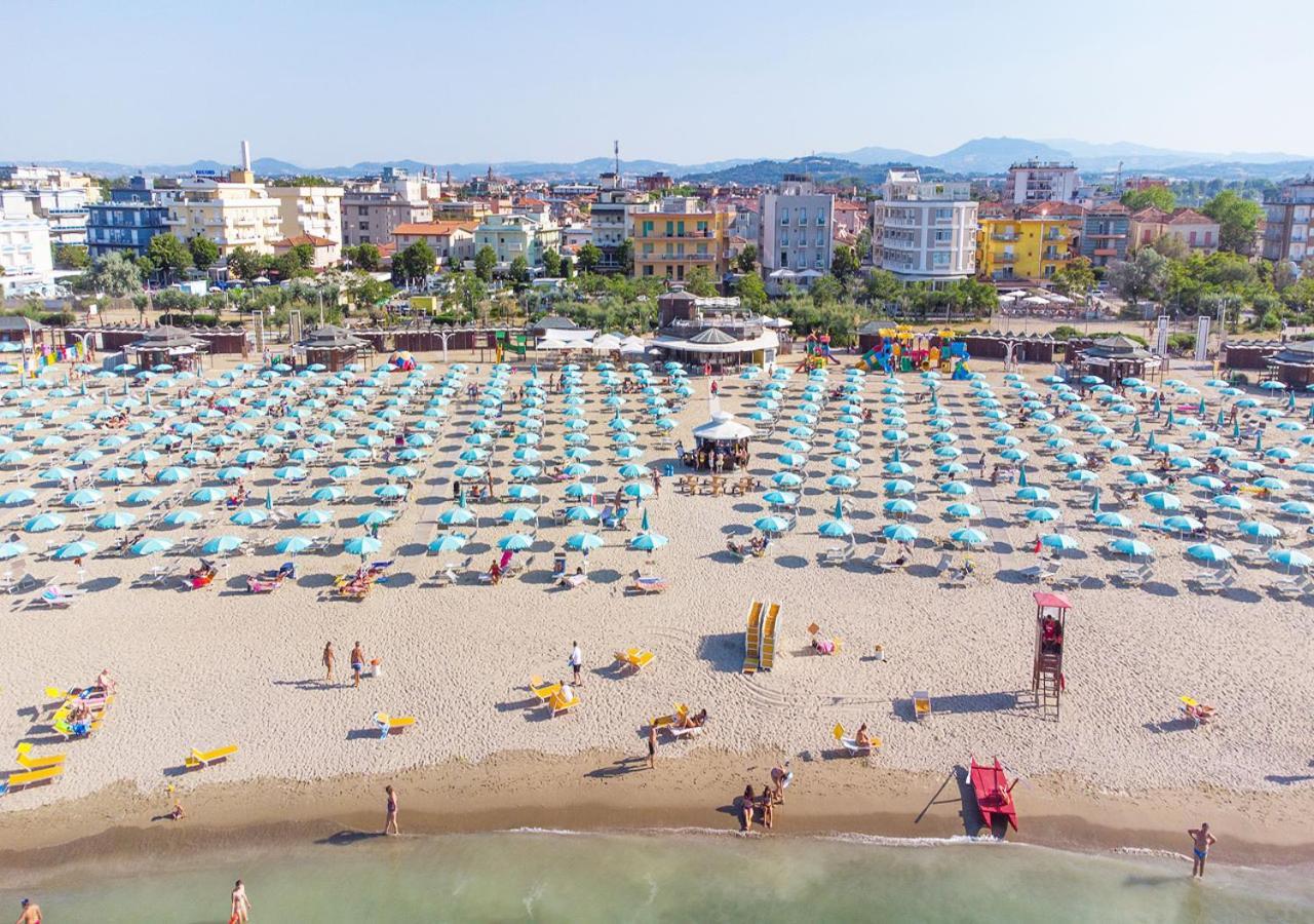 Hotel Paloma Beach Front Chiringuitos Time Rimini Exterior foto